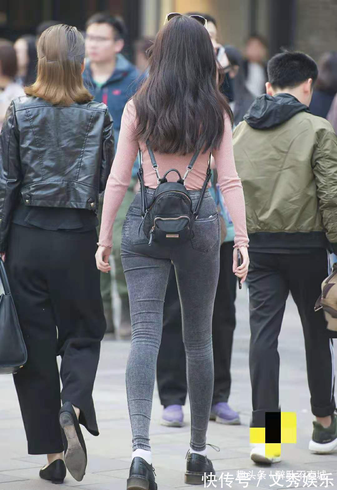 美感 美丽而知性的美女穿紧身裤的美感!黑色性感!你觉得呢!