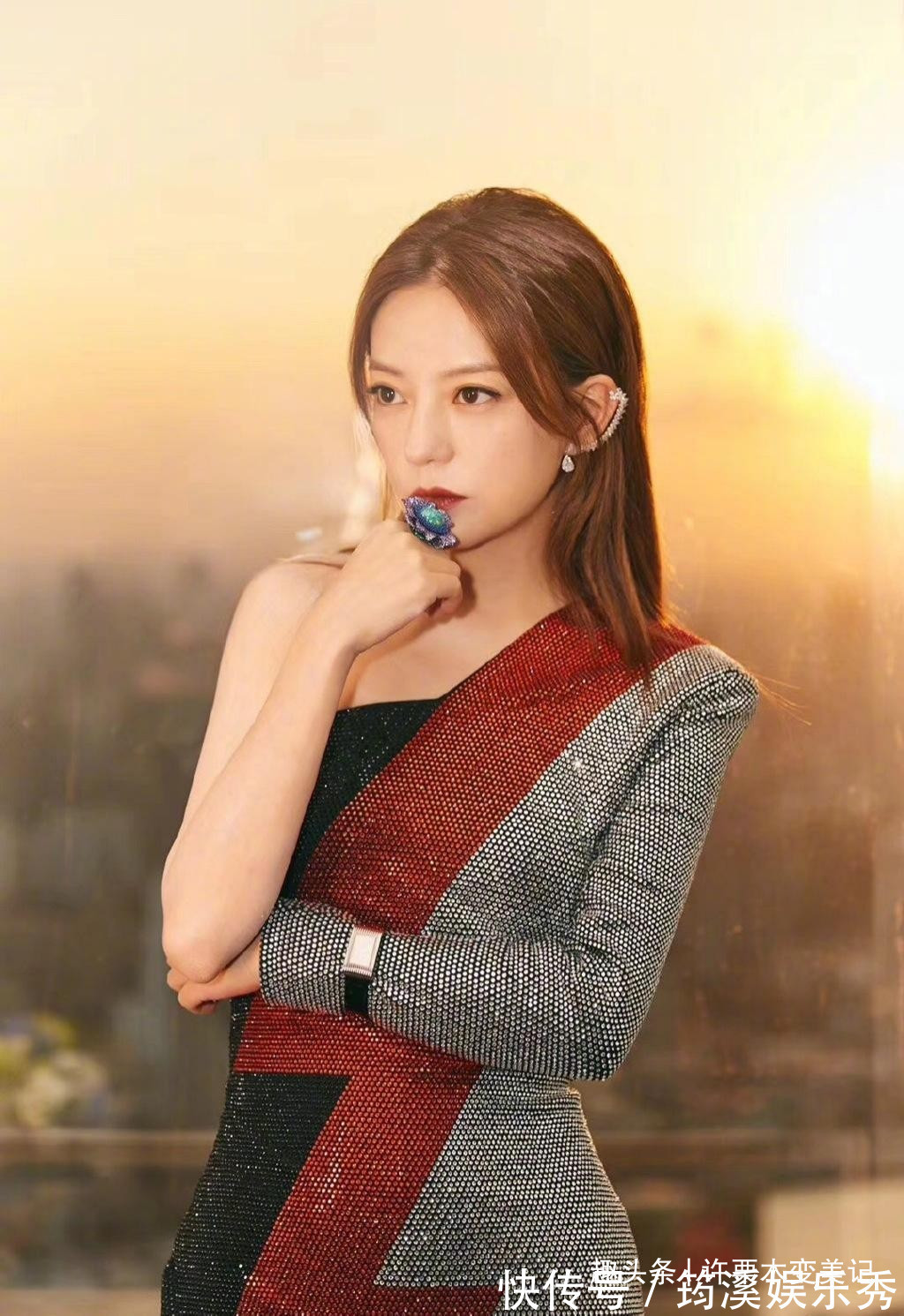 锁骨 奔五的女人尽量别留长发、烫卷发,推荐这5款发型,太减龄了