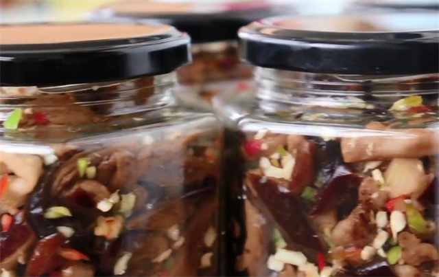 教你在家腌茄子,1次买10斤老茄子腌制起来,做法超简单