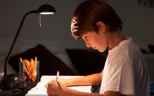 营养物质|最毁孩子视力的,不是你不让看的“手机”,也不是电视,而是它