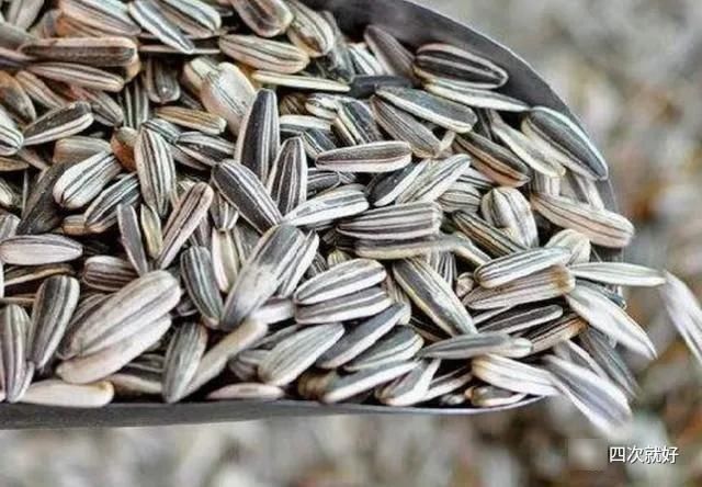 偷吃|课堂时偷吃4样零食,老师难以察觉,尤其图4,第一排也随心所欲