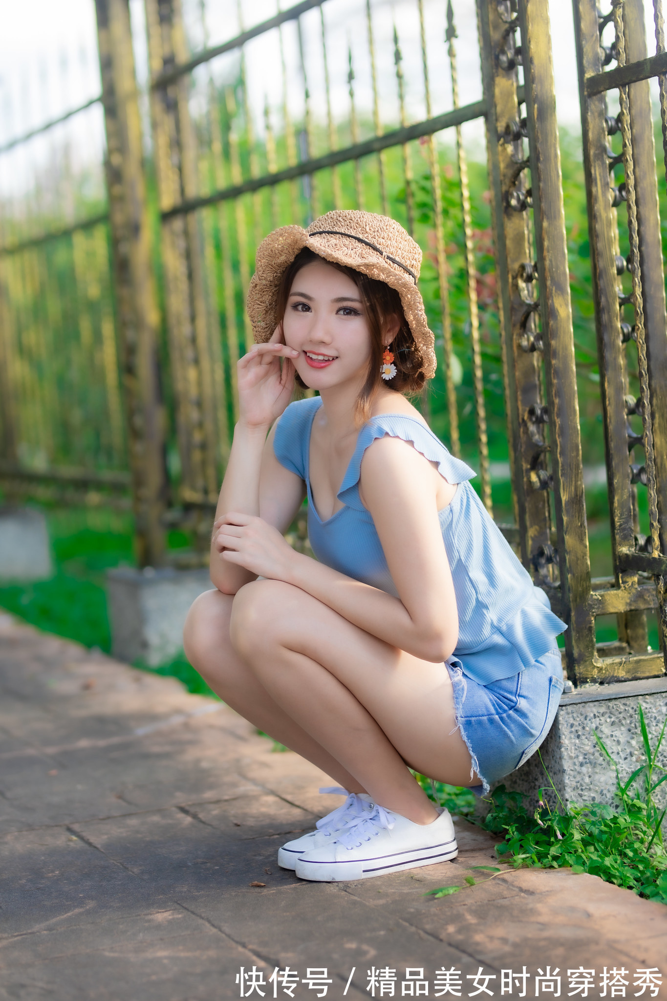 穿搭|蓝色背心搭配蓝色牛仔裤,轻松减龄,充满少女感
