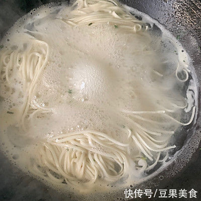 这道香喷喷的炸酱面，一上桌就被哄抢一空