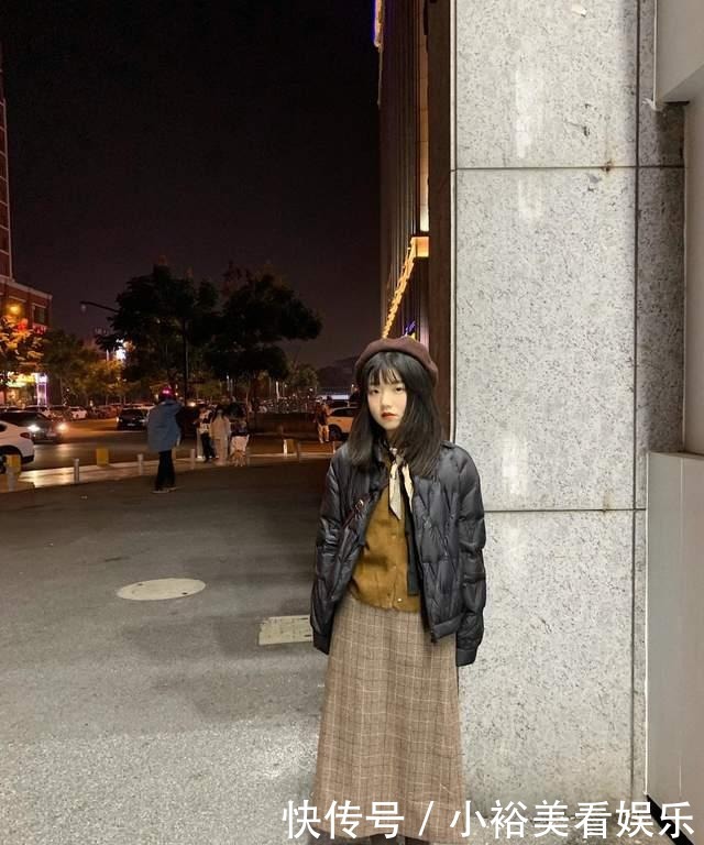 要注意|阔腿裤也该收一收了,最近流行“羽绒服+半身裙”,小个子也适合