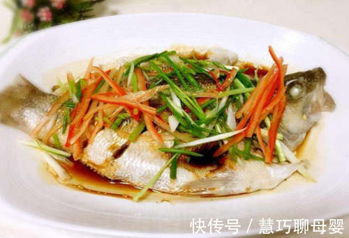 清蒸鱼|美食分享：40年大厨透漏：无论蒸哪种鱼，多加一点它，鱼肉又鲜又嫩还不腥