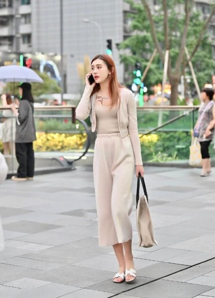 街拍|街拍：无袖背心搭配粉色包臀裙，中年女性也能魅力十足，艳压群芳