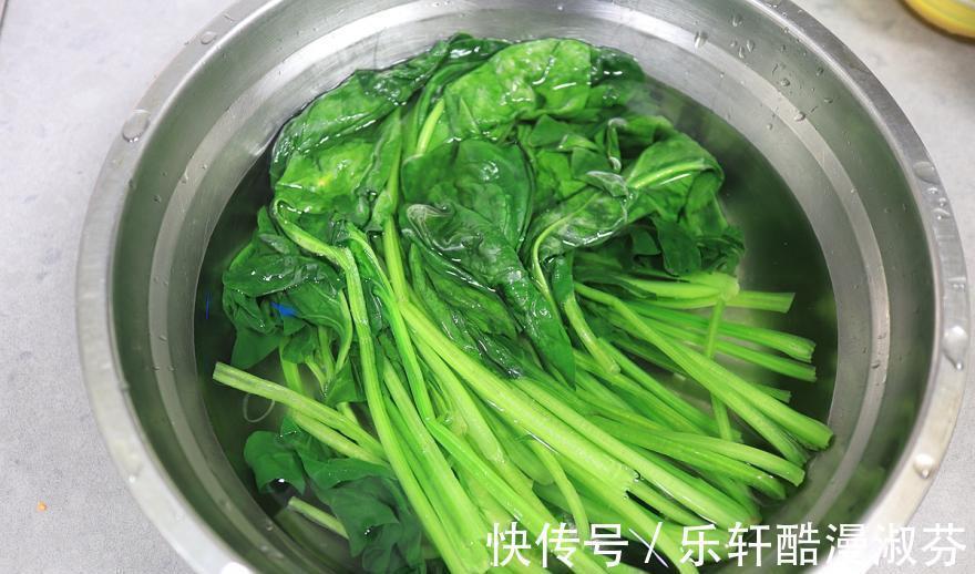 草酸|菠菜别总炒着吃,拌一拌,5分钟就上桌,家人抢着吃