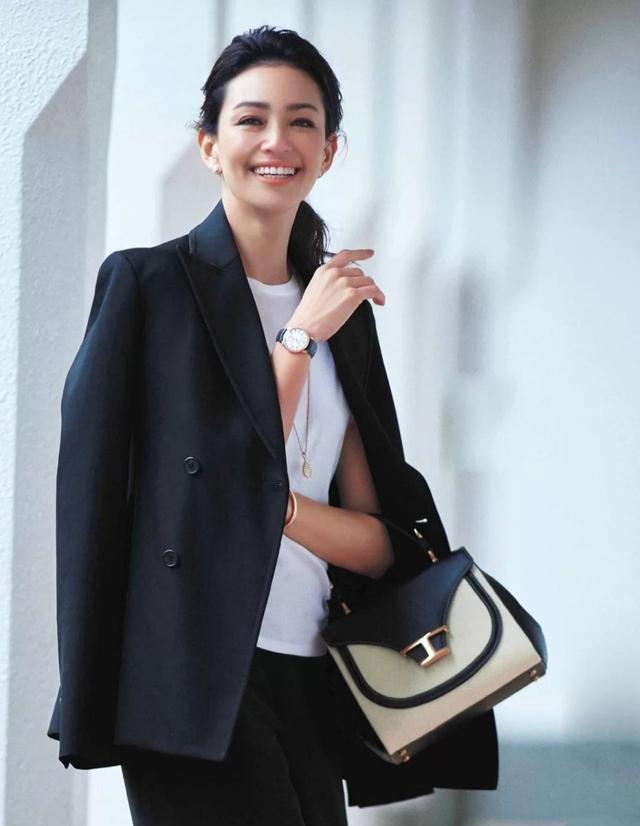 奔五女人别瞎穿,45岁日本博主私服太美了,这才叫真正的优雅大气