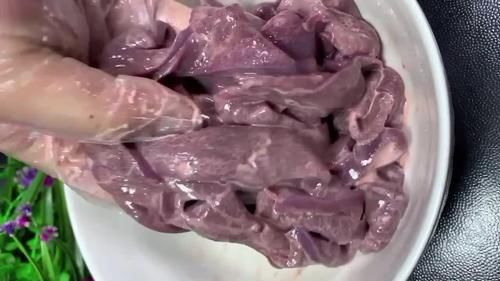  霸气|爆炒猪肝的做法，香辣霸气野性十足，软嫩适口有弹性