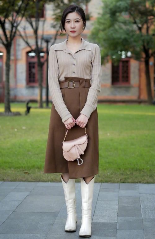 时尚：牛仔裤搭配高筒靴，特别适合身高腿长的女生