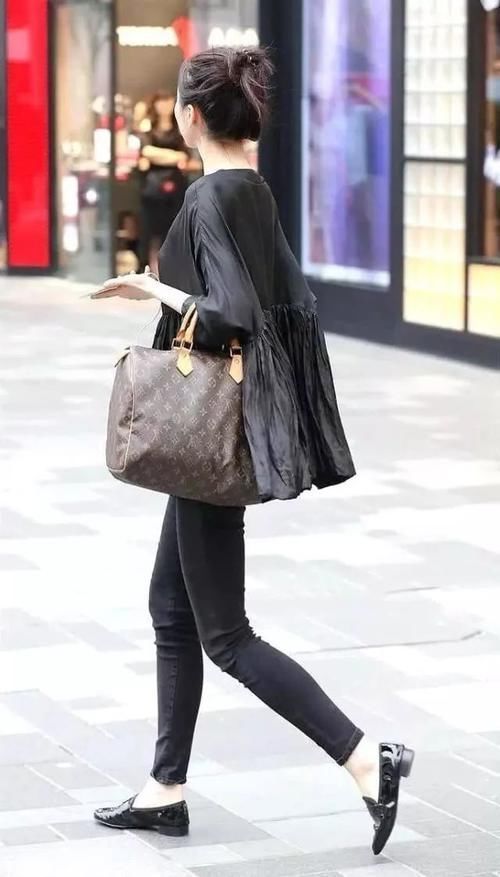 路人街拍，梳一个简单的丸子头，清清爽爽的