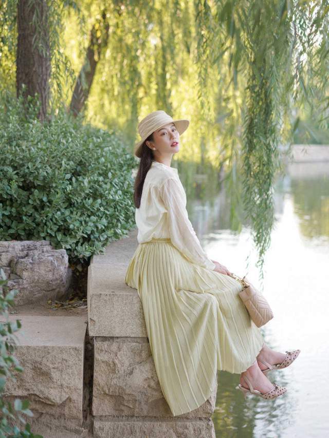 白色衬衫|小个子女生这样穿搭显高显瘦,白色衬衫搭配百褶裙温柔优雅,真美