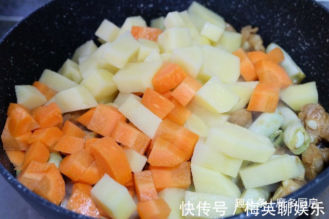电饭锅只蒸白米饭太浪费,4种食材和大米同煮,有肉有菜香喷喷