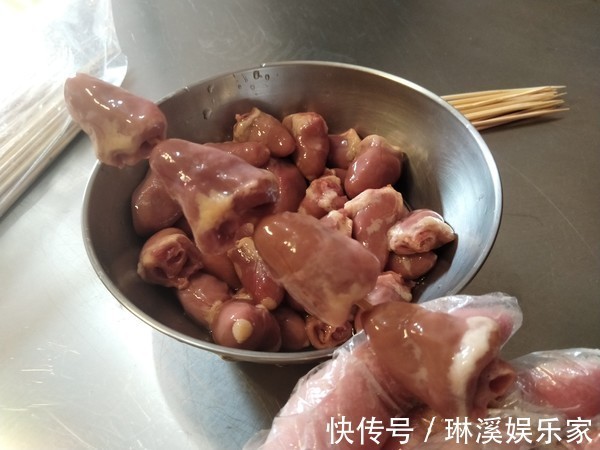 鸡身上“最值钱”的部位,买鸡的老板都留着自己吃,一只鸡就一个