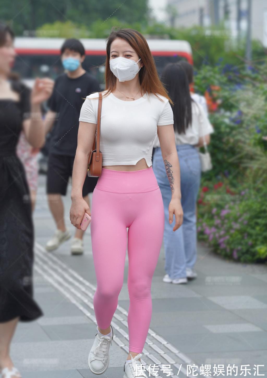 时尚感|夏日健美裤穿搭，配短款针织衫，运行休闲两不误，轻松提升时尚感