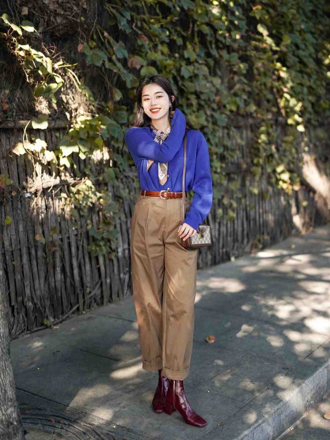 针织开衫 克莱因蓝不好配色?黑白红是标配,棕色米灰也可以“炒”一下CP