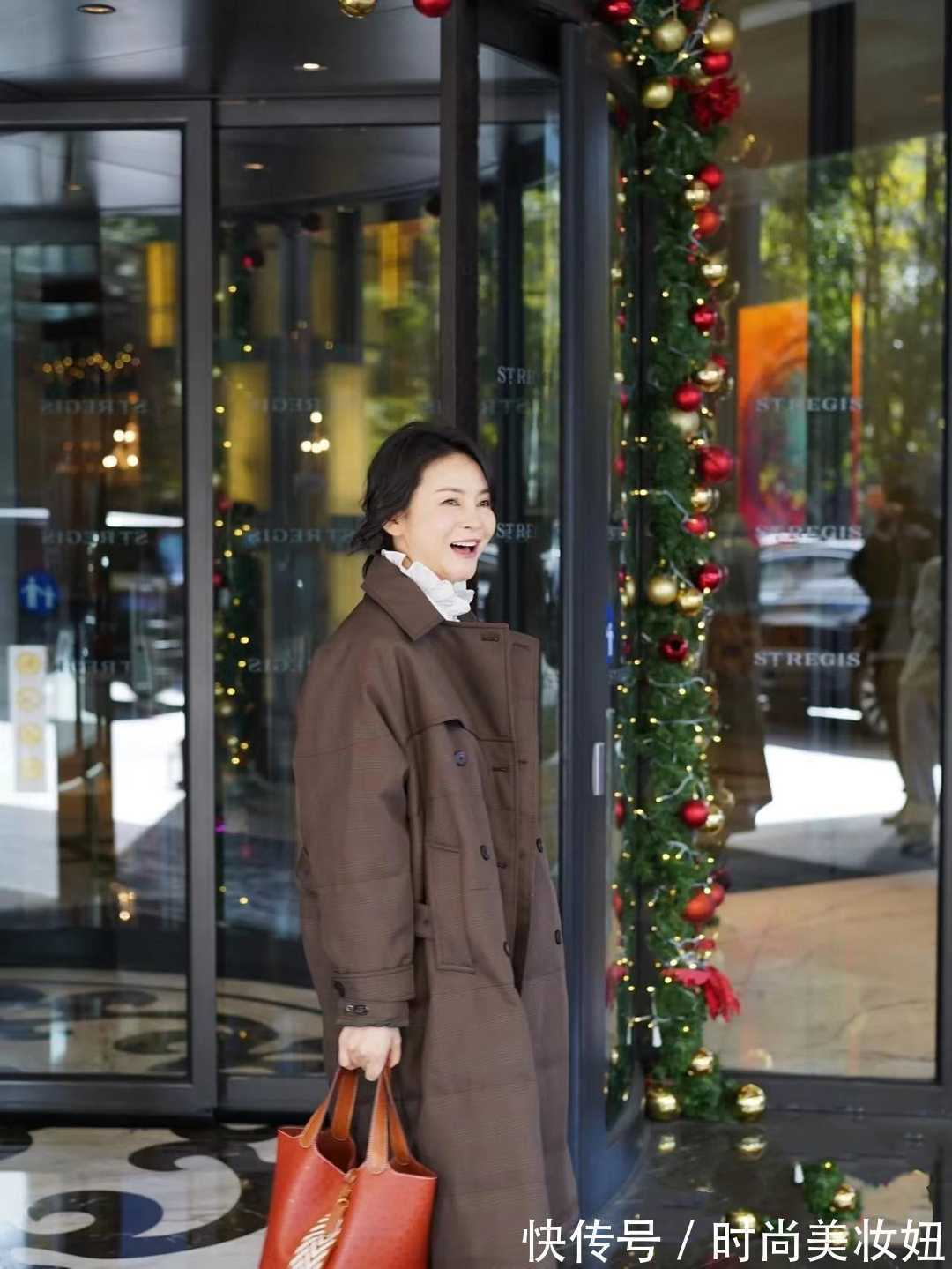 咖啡色|50岁女人如何“优雅过冬”?学她的穿搭思路,温柔大方又高级
