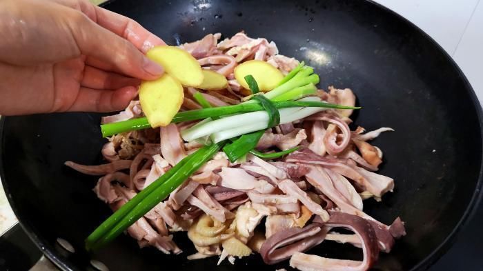 焯水|炖鸡肉时,有人先焯水,有人直接炖,大厨:都不对,教您正确做法