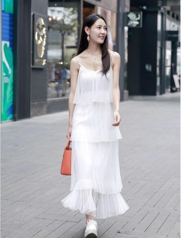 长发|白色吊带连衣裙长发美女,轻盈的步伐,展现出曼妙身姿