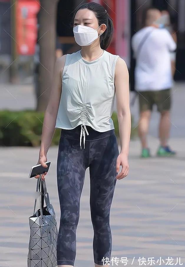 姿势|姐姐走路的姿势自信满满,源于她很时尚,懂得搭配