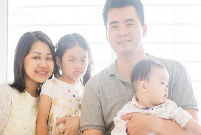 沉默|“生男生女”都一样20年后差别就出来了,儿女双全的父母沉默了