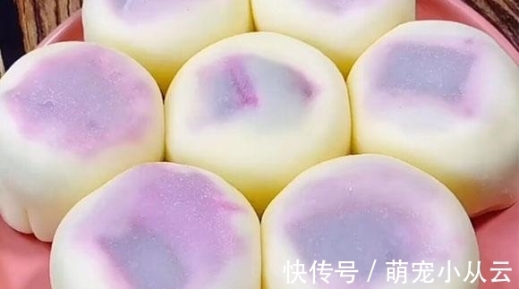 做它无需烤箱,蒸熟包上馅就能吃,咬一口爆浆还拉丝,比面包好吃多了