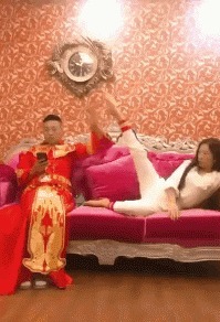 |搞笑GIF:这一跳确实挺意外 原谅我不厚道的笑了