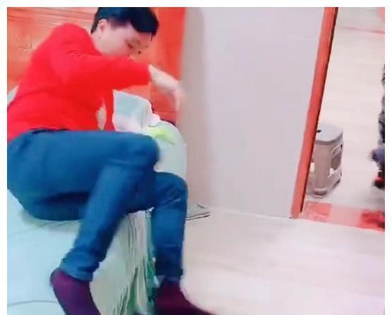 宝宝|“贪睡奶爸”带娃反被娃“揍”火了,被发现后三小只东逃西窜