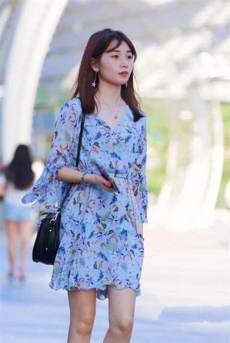 街拍身材娇小玲珑的小美女,白色露肩上衣配短裙,秀出纤细腰肢