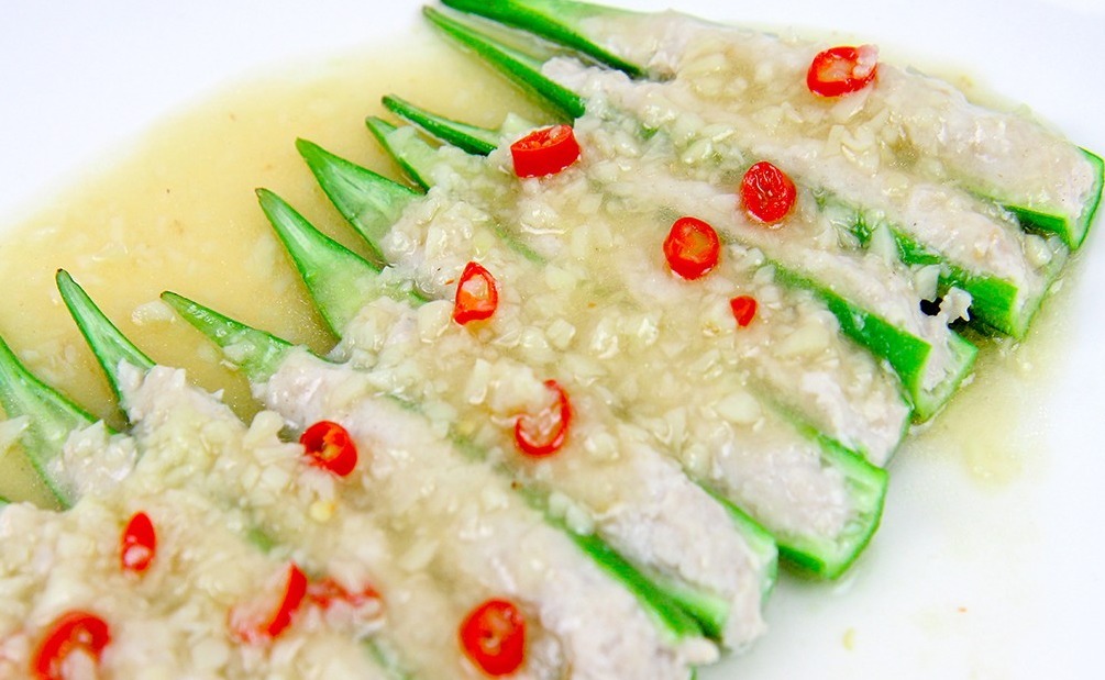 秋葵别再炒着吃了,试试蒜蓉秋葵塞肉,清脆爽口,做法简单