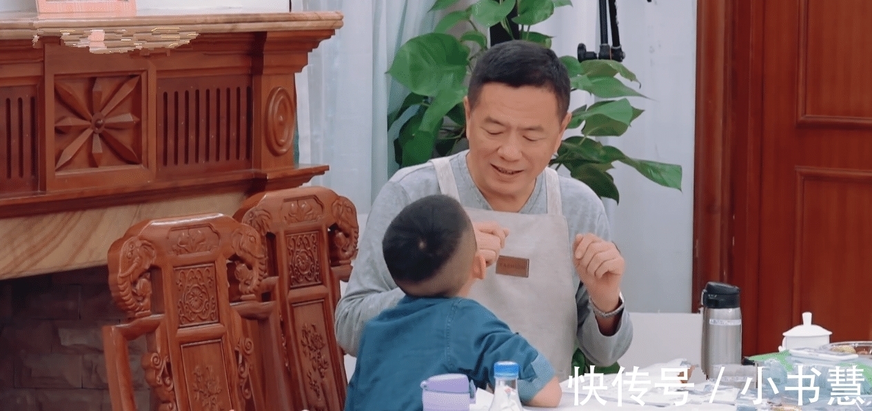 应采儿称来到内地总算不用每天担心受怕，硬逼Jasper学汉字拼音