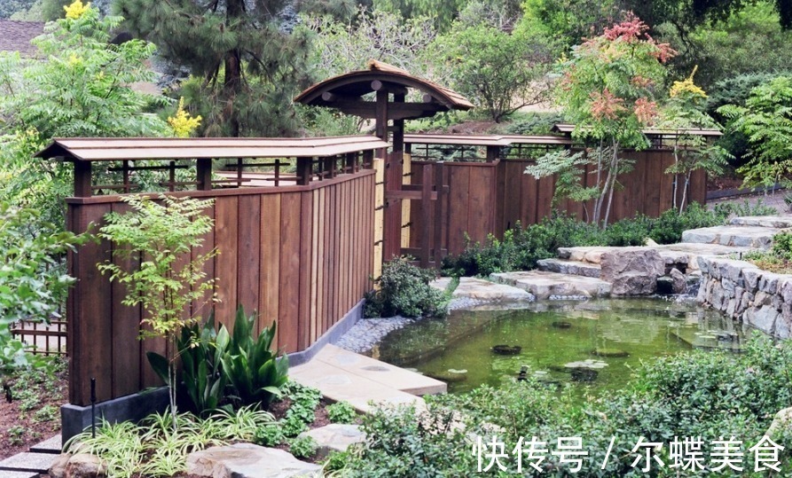 耐用性|有庭院就该学日本这样折腾，围墙和大门都加一圈屋檐，入户有排面