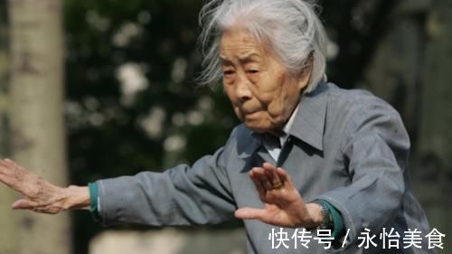 体育运动|经常便秘?医生:坚持4个“习惯”,排除毒素,中老年人更加注意