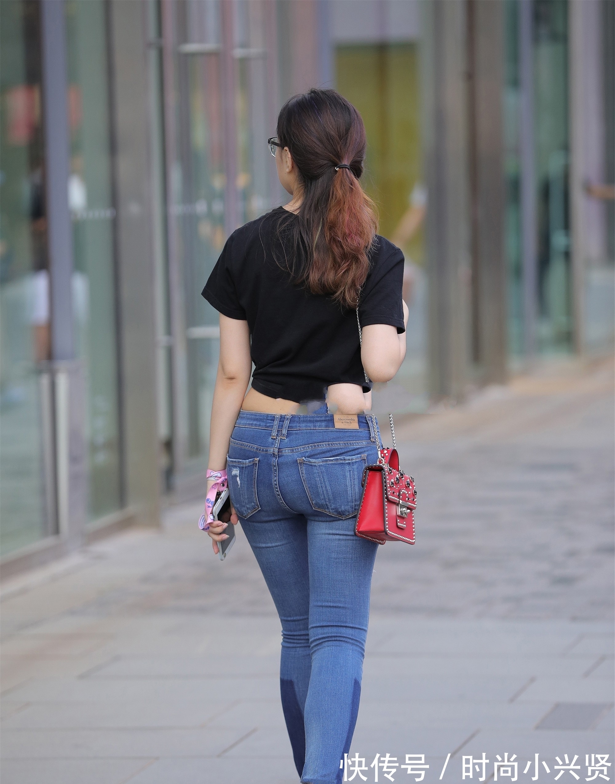 时尚 短袖“绑”起来穿,设计感强,简单好看又时尚