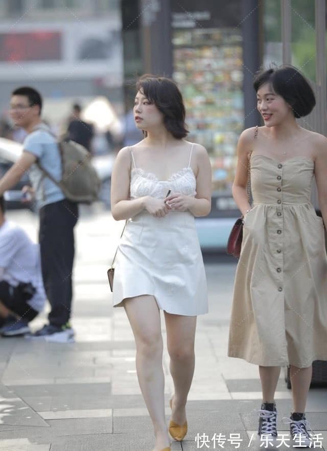 蕾丝 白色连衣裙搭配姜黄色的高跟鞋,“时尚气质”散发的淋漓尽致