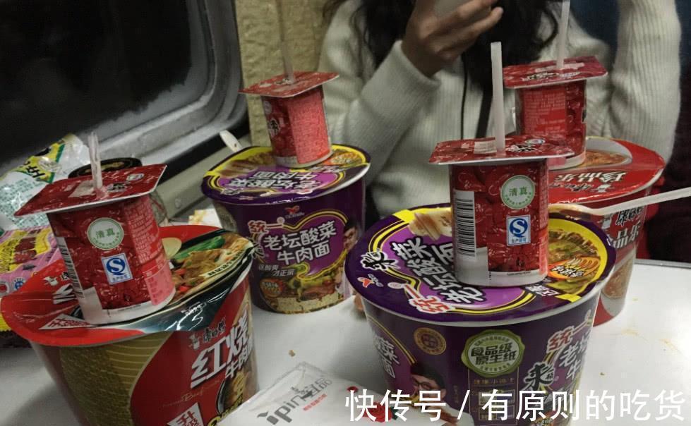 顺序|煮泡面时,先放料包还是面饼?顺序做不对,难怪油水大还不好吃