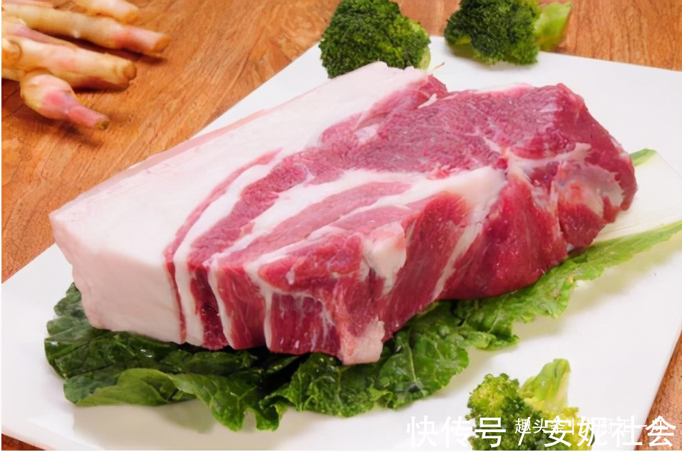 保存猪肉时,最忌直接放冰箱,肉贩子教我一招,放半年照样新鲜