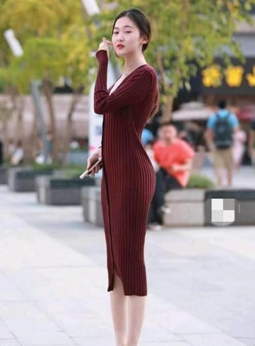 街拍小姐姐一件修身的小衫搭配一款短裤,很显青春活力的气息