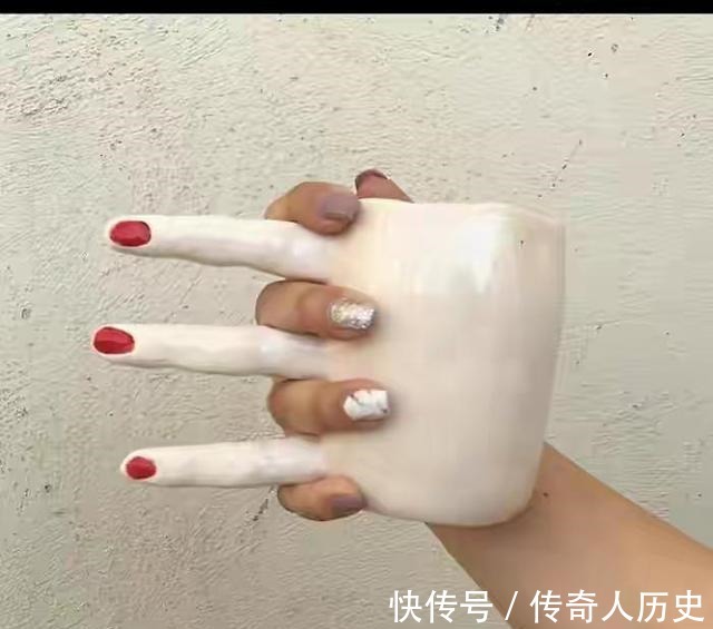 高跟鞋#22个奇葩设计,荡秋千式马桶,上厕所也要技术!