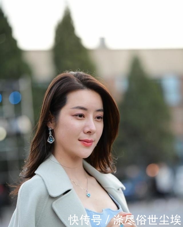 其他人穿沙滩泳衣,小姐姐你穿瑜伽裤做什么,但看起来很漂亮!