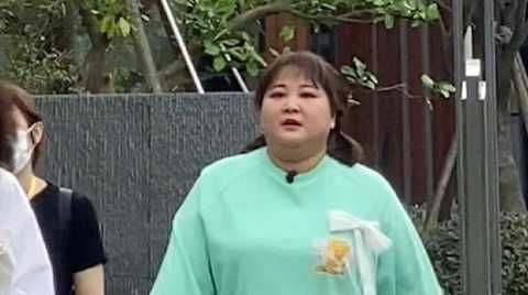 39岁贾玲再次胖出天际,脖子三层肉,长裙遮不住粗腿,担心她的健康