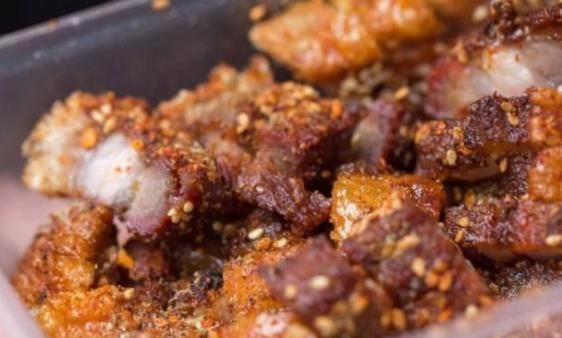 排长队|刷爆抖音的“无名”小吃,1根25元,食客排长队买到就是赚到