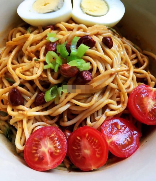 葱油麻酱凉面,好吃方便,劲道十足,一碗下肚,倍感幸福!