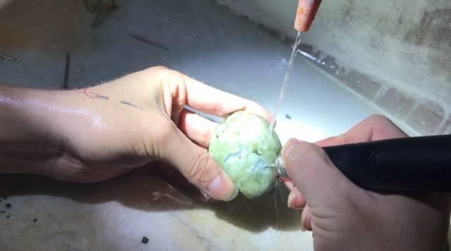 入手|美女坚持入手的满裂翡翠原石,3刀切下去,货主瞬间不敢说话了