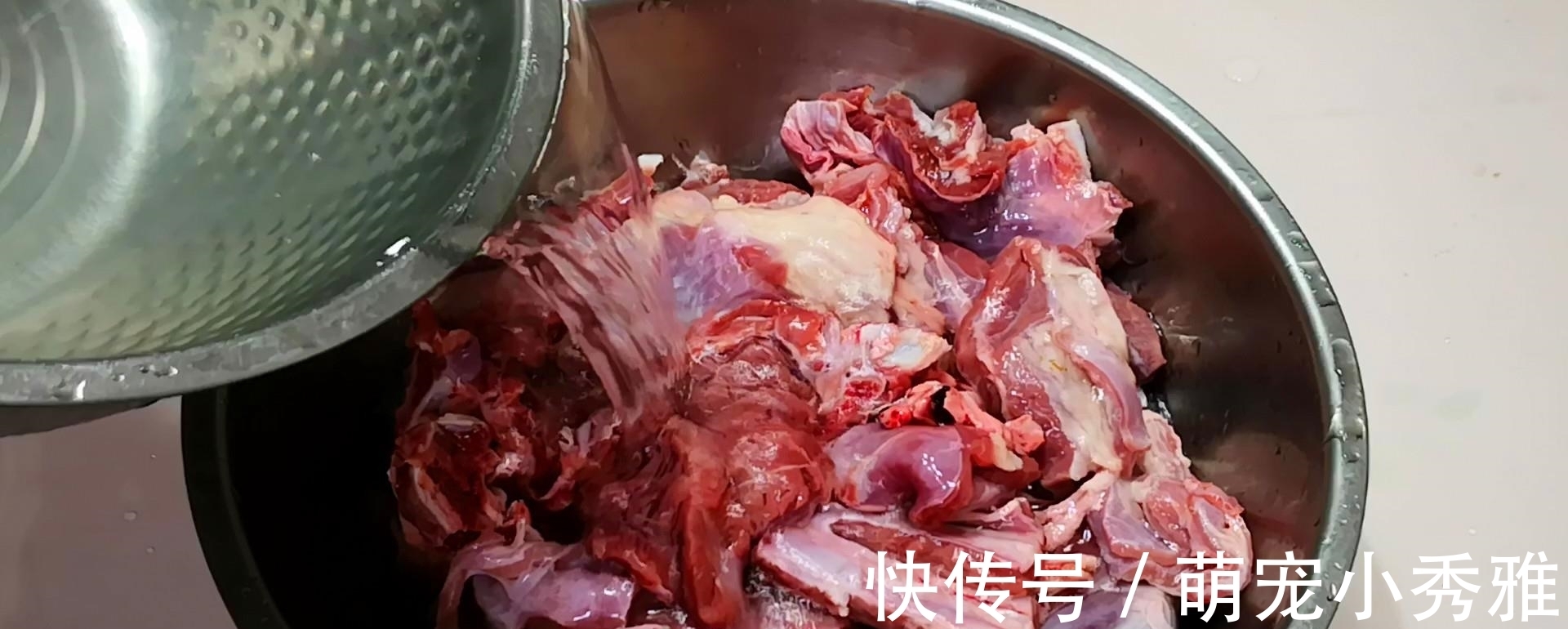 炖羊肉时，记住“一不要二不放”，羊肉不腥不膻也不柴，羊汤鲜美