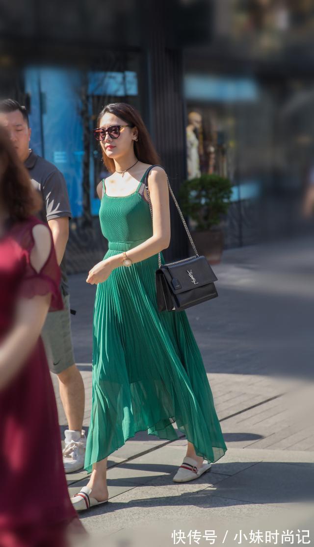 穿搭 街拍路人,轻熟小女人的穿搭参考,让你减龄又清新