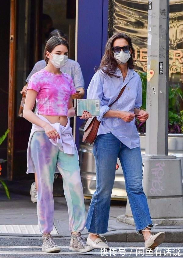 宽松|阿汤哥女儿真随性，穿“肥佬裤”配人字拖就出门，衣品确实是随妈