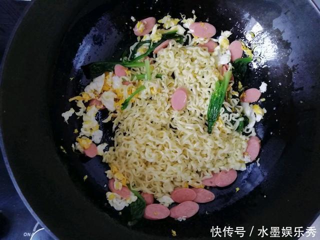 泡面“神仙”吃法搭配火腿肠炒着吃，Q弹巨好吃