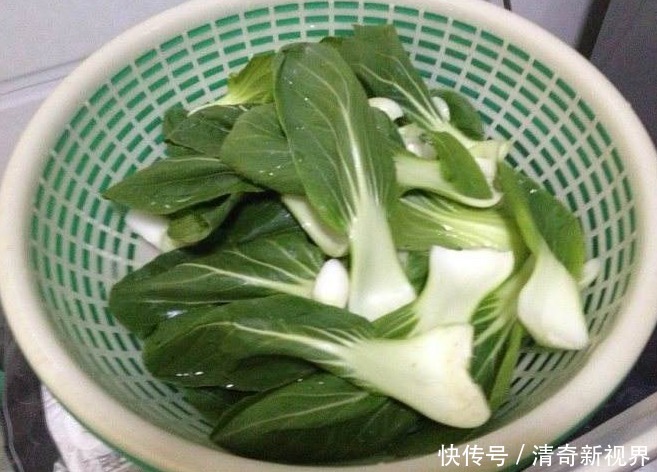 青菜|炒青菜时,别只会下锅爆炒,需牢记3个窍门,青菜炒好更翠绿更香