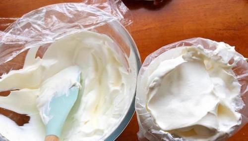 今天又做了甜品,免烤箱免打发,冰冰凉凉的,比奶油蛋糕还好吃